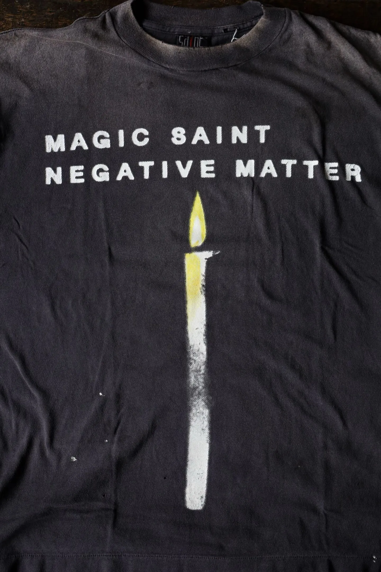 SAINT Mxxxxxx CANDLE SS TEE/BLK Slogan candle distressed TEE Little angel short sleeves on the back Washed in black S-XL Same as the original version Cylindrical side seam OE yarn fabric Garment dyeing Fade in heavy washes Fade with horse plaster on the bust Correct version matching Original version accessories Original level printing restoration